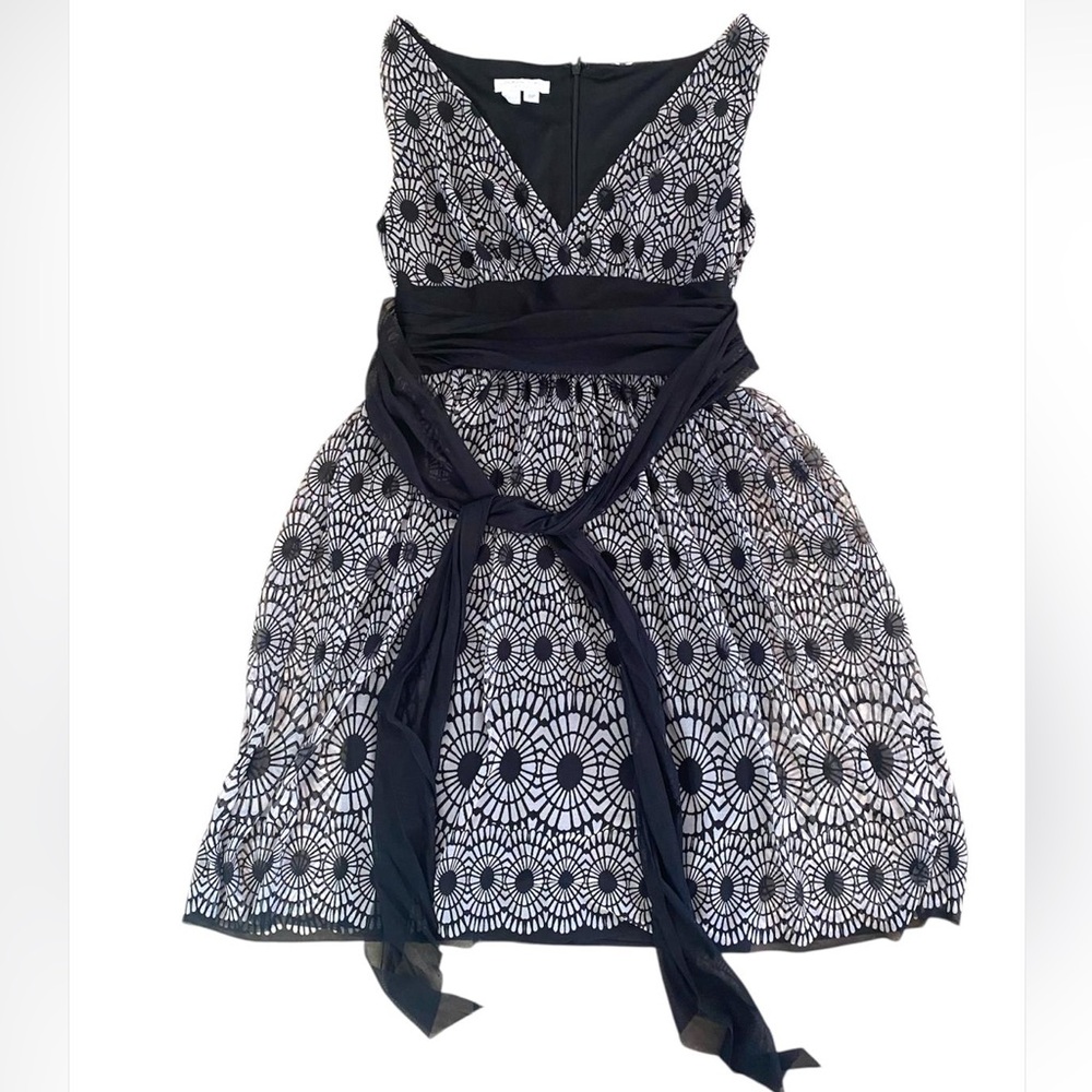 London Times Black and White V-Neck Sleeveless Midi Dress